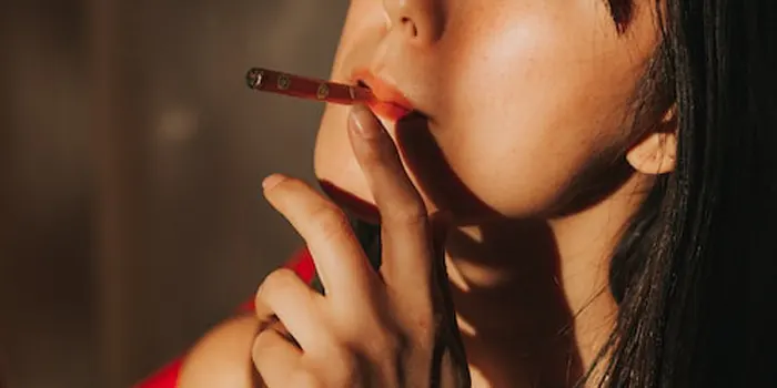 電子タバコを吸う女性の口元