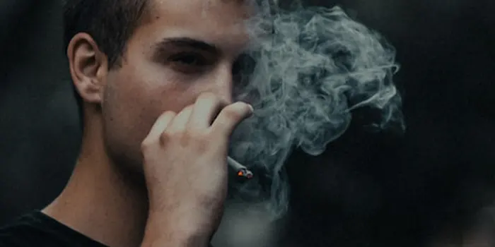 タバコを吸う男性