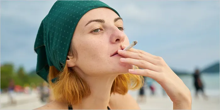 タバコを吸う女性の画像