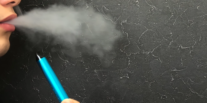 VuseGo(ビューズゴー)のミントアイスを吸っている画像