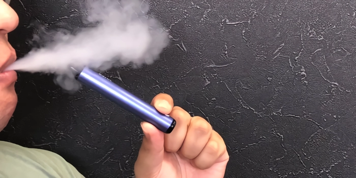 VuseGo(ビューズゴー)のブルーベリーアイスを吸っている画像
