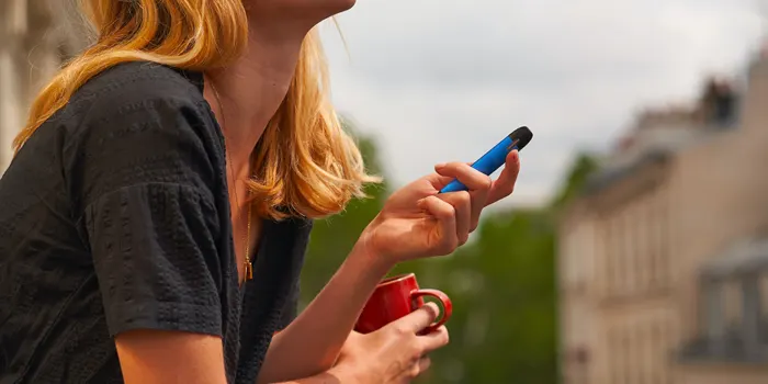 電子タバコを持つ女性の画像