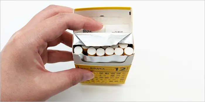 ボックスタイプのタバコの銀紙を、上部半分切り取った状態