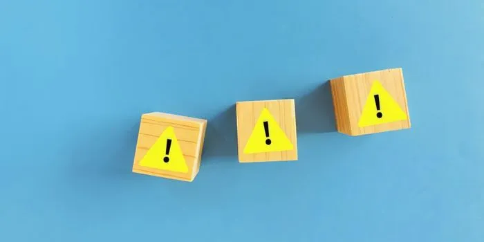 注意マークが書かれたブロック