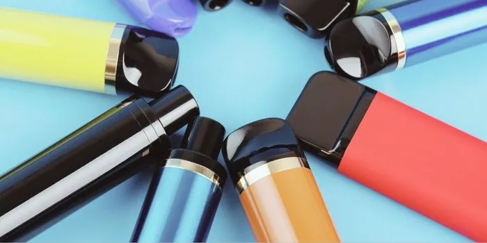 円形に並べられた使い捨て電子タバコ