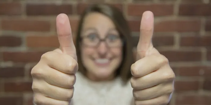 GOODポーズをする女性